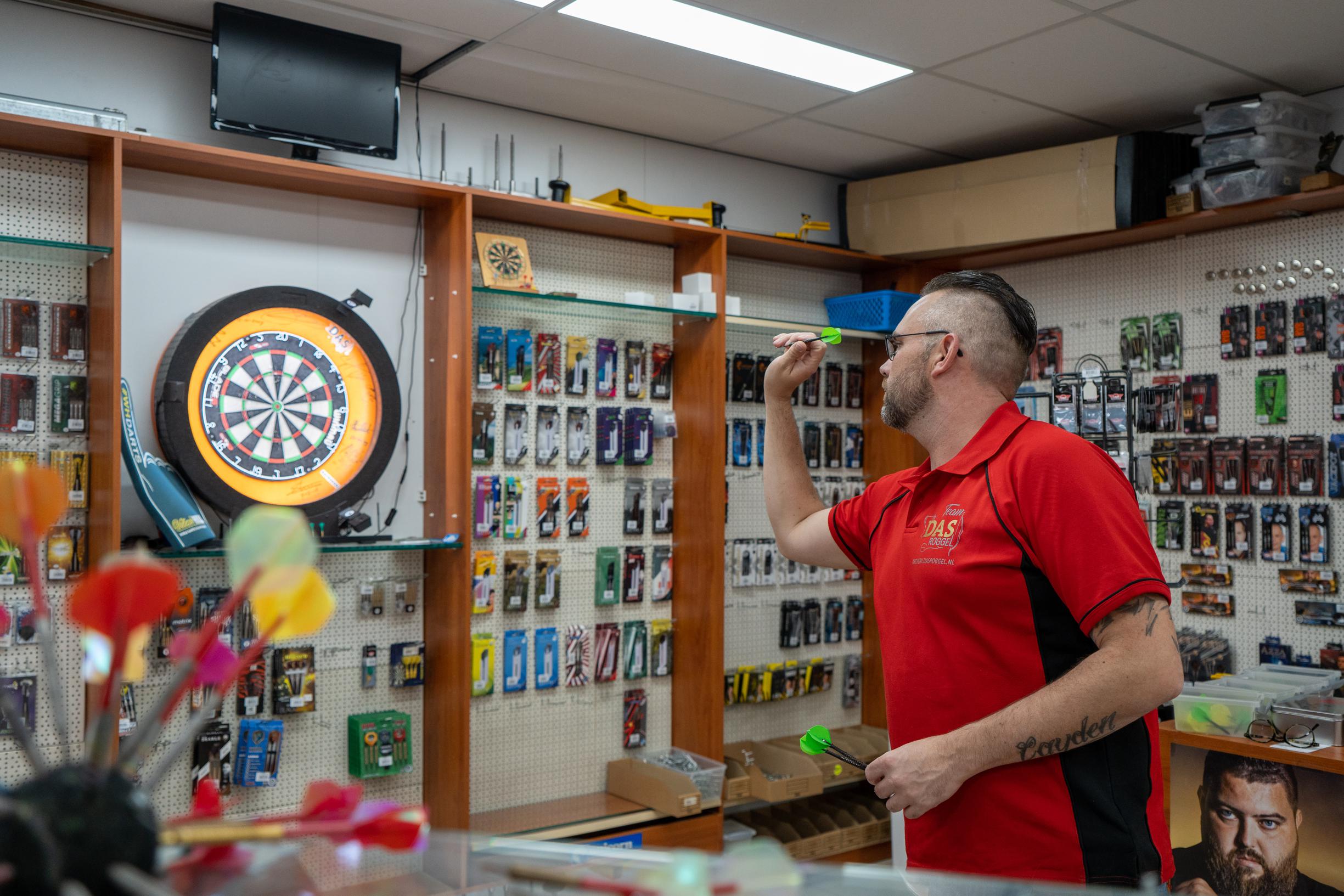 Rick McKinney, Raymond van Barneveld en Gary Anderson bezoeken DAS Roggel: ‘Sommigen noemen dit het 